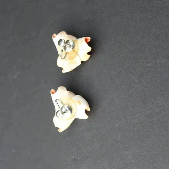Vintage Peach Seashell Carved Clip On Screw Back Earrings Jewelry - Picture 3 of 3